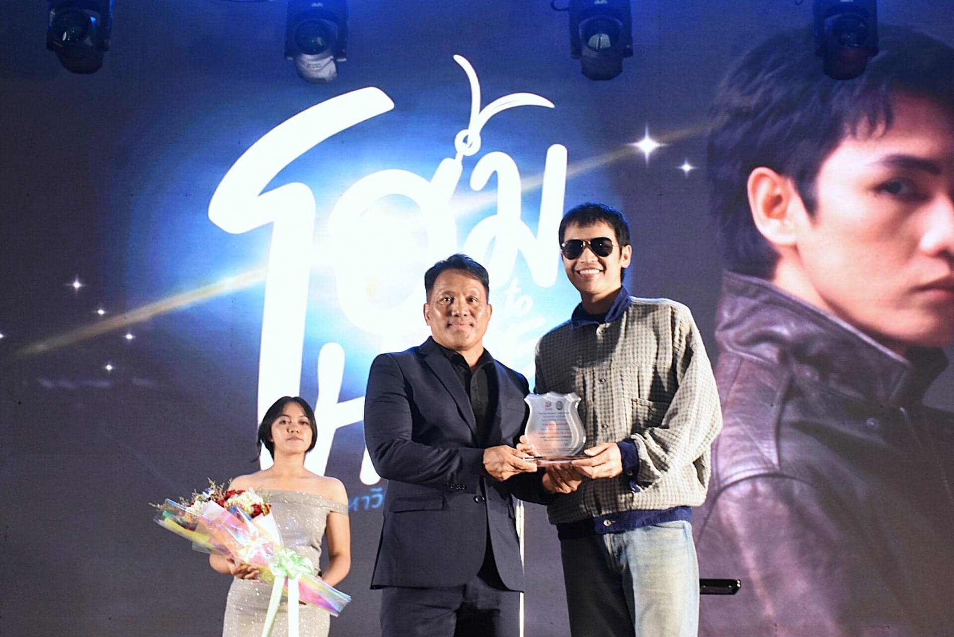 ‘โจอี้ ภูวศิษฐ์’ เข้ารับรางวัล ‘ศิษย์เก่าแห่งความภาคภูมิใจ’
