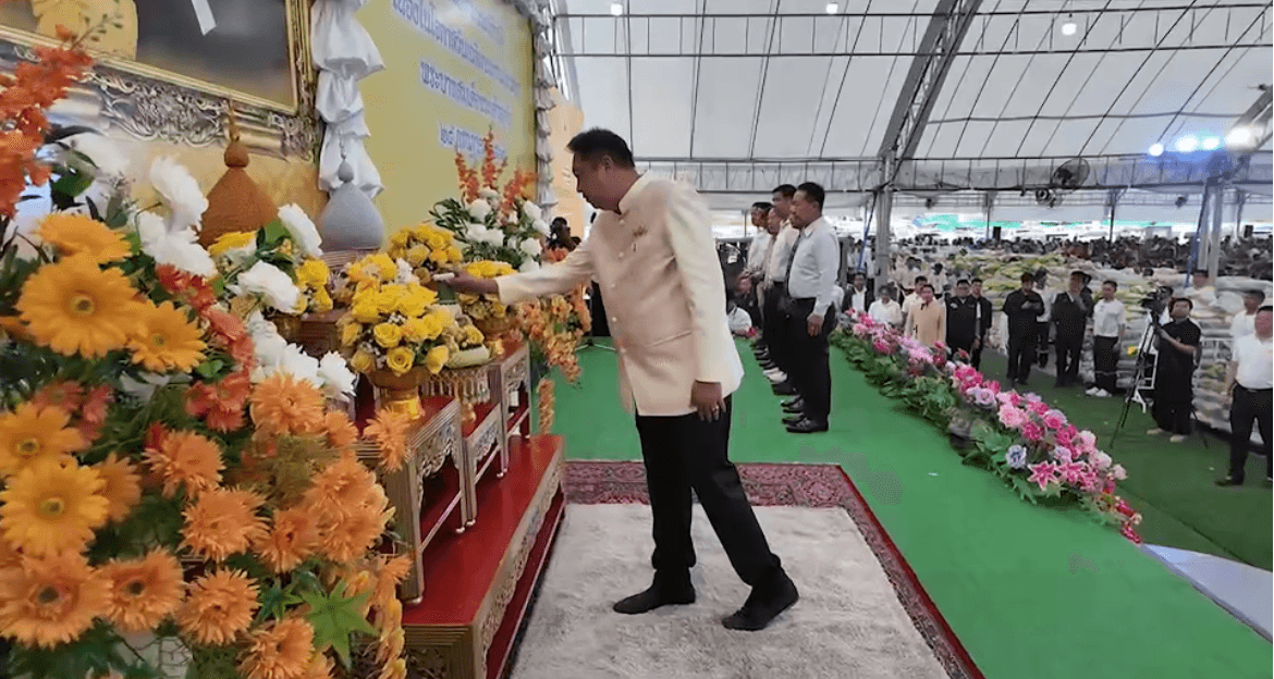 ‘สุชาติ’ นำจัดกิจกรรมเฉลิมพระเกียรติฯ เปิดโรงทานกว่า 200 ซุ้ม แจกข้าวสาร 25,000 ถุง ถวายเป็นพระราชกุศล เนื่องในวันเฉลิมพระชนมพรรษา
