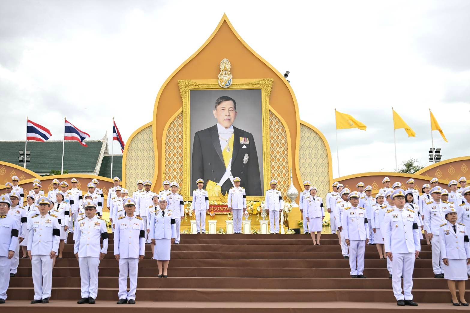 นายกฯ เป็นประธานในพิธีเจริญพระพุทธมนต์  เนื่องในโอกาสวันเฉลิมพระชนมพรรษา ถวายสัตย์ปฏิญาณเป็นขรก.ที่ดี