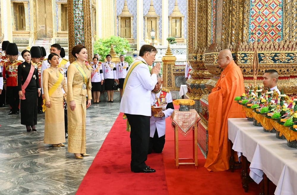 ในหลวง พระราชินี เสด็จฯ พระราชพิธีเฉลิมพระชนมพรรษา ณ พระบรมมหาราชวัง