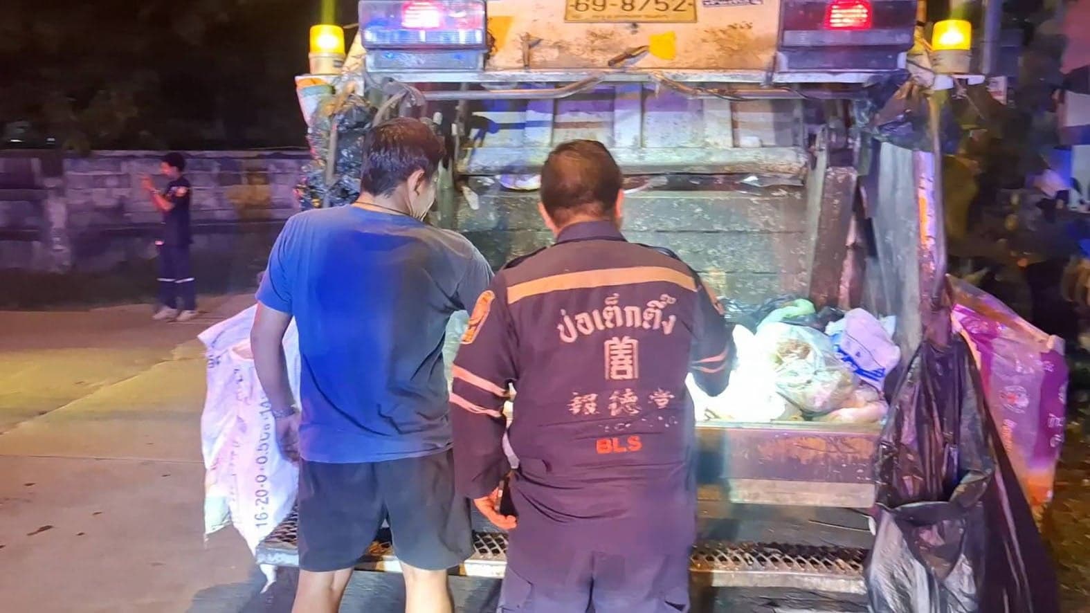 ผงะ! เจอร่างทารกแรกเกิด ซุกถุงทิ้งขยะย่านเทพารักษ์