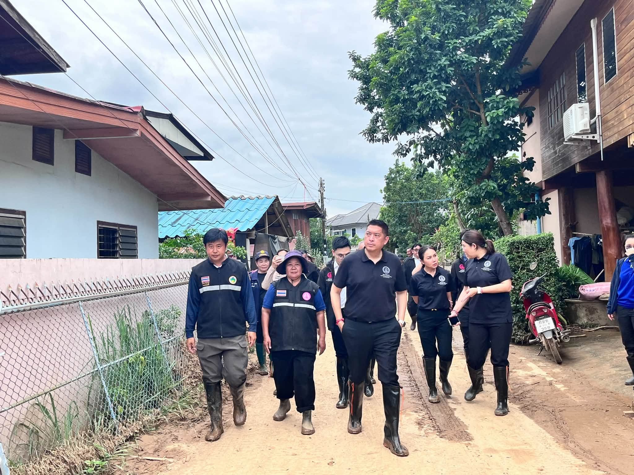 ‘นิกร โสมกลาง’ นำทีม พม. ลงพื้นที่ จ.น่าน ติดตามฟื้นฟูหลังน้ำลด พร้อมช่วยสิทธิสวัสดิการแก่กลุ่มเปราะบางทุกมิติ