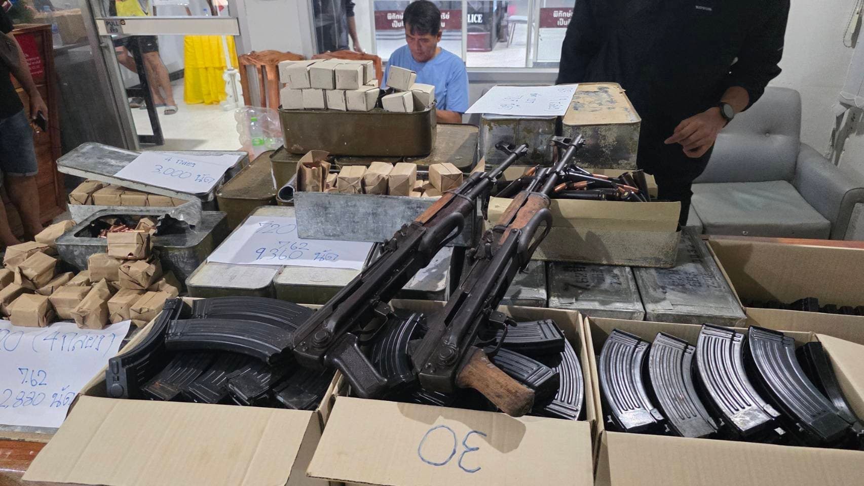 ทัพเรือ-ตำรวจน้ำสกัดอาวุธสงครามข้ามชาติ ยึด AK-47 กระสุนกว่า 2.4 หมื่นนัด