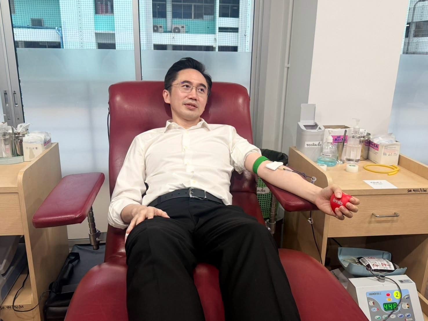 ‘ยศชนัน’ รุดบริจาคเลือดช่วยผู้บาดเจ็บเหตุยิง รร.เทพศิรินทร์ ชวนประชาชนร่วมบริจาค