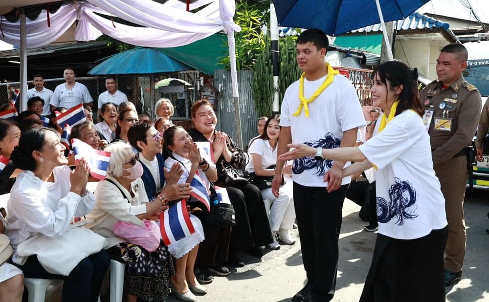 เจ้าฟ้าทีปังกรรัศมีโชติฯ ทรงทำกิจกรรมอาสา ปรุงข้าวผัดหมูพระราชทานประชาชน