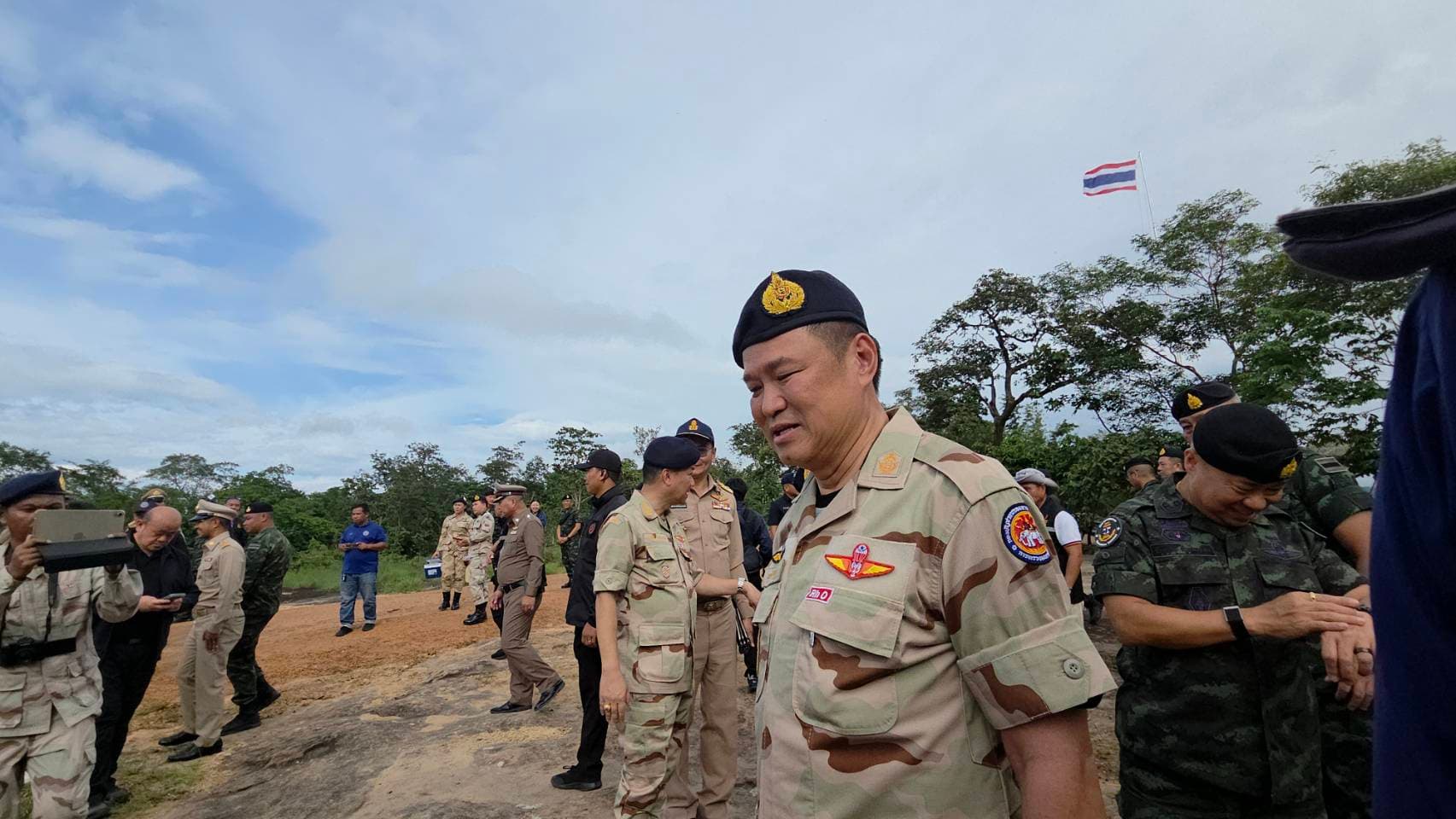 ‘อนุทิน’ สุดสะเทือนใจ เยี่ยมทหารช่องอานม้าหลังเกิดเหตุเหยียบทุ่นระเบิด