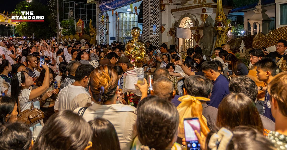 พุทธศาสนิกชนเนืองแน่นเชียงใหม่ ร่วมสืบสานประเพณี ‘เป็งปุ๊ด’ ตักบาตรเที่ยงคืนล้านนาครั้งเดียวในรอบปี
