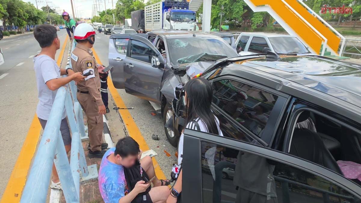 4 คันรวด ทหารเกษียณขับกระบะ พุ่งชนไรเดอร์ล้ม ก่อนหนีไปอัดรถติดไฟแดงยับ เจ้าตัวสาหัสหมดสติ