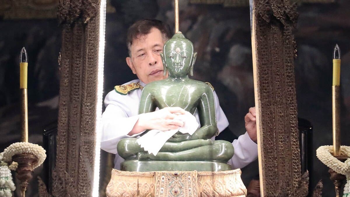 ในหลวง พระราชินี ทรงเปลี่ยนเครื่องทรงฤดูร้อน พระแก้วมรกต เป็นเครื่องทรงฤดูฝน