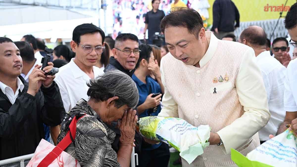สุชาติ เปิดโรงทาน 200 ซุ้มอาหาร แจกข้าวสาร 25,000 ถุง ถวายเป็นพระราชกุศล