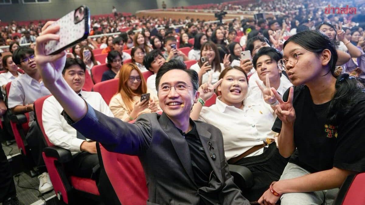 แห่รุมเซลฟี่คึก อ.เชน ปลุกพลังเฟรชชี่ มธ. นับพัน สู่การเป็นความหวังของประเทศ