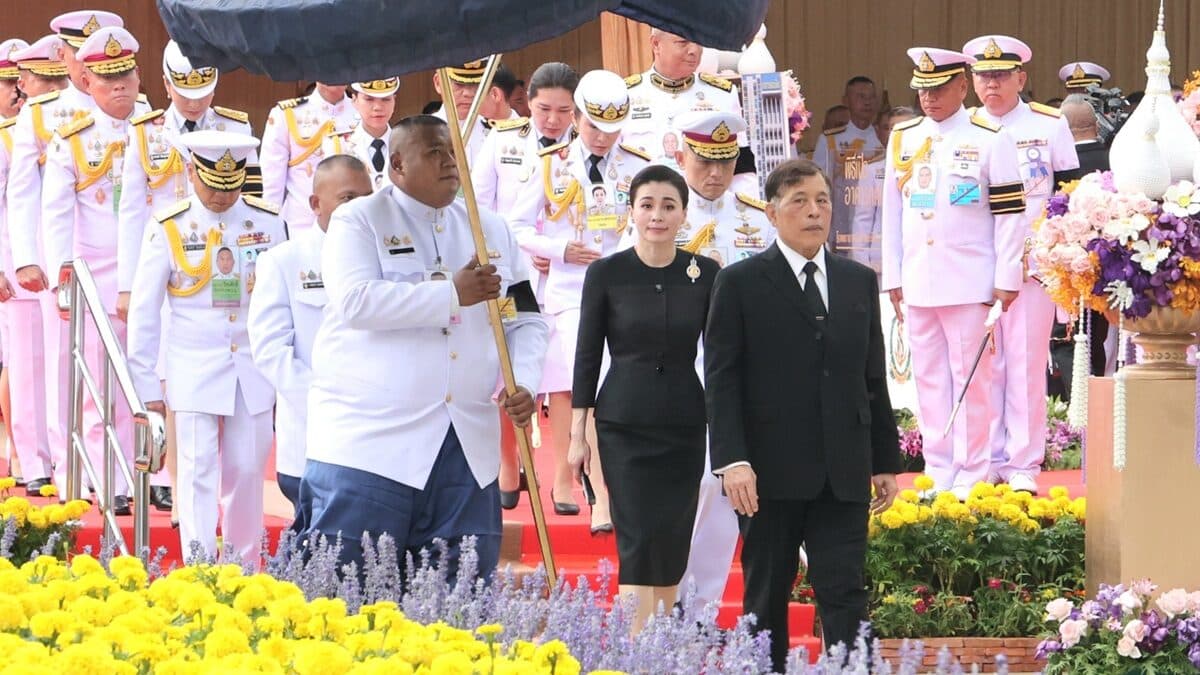 ในหลวง-พระราชินี ทรงเปิด อาคารทศมบพิตร และทอดพระเนตรนิทรรศการ “นาวีเวชบริรักษ์“พระราชหฤทัยทรงห่วงใยสุขอนามัยประชาชนทุกหมู่เหล่า