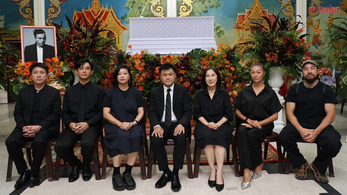 ร่วมอาลัย ‘เรย์ แมคโดนัลด์’ สวดอภิธรรมคืนสุดท้าย เพื่อนพ้อง-แฟนคลับ ร่วมส่งดวงวิญญาณ พรุ่งนี้ฌาปนกิจ