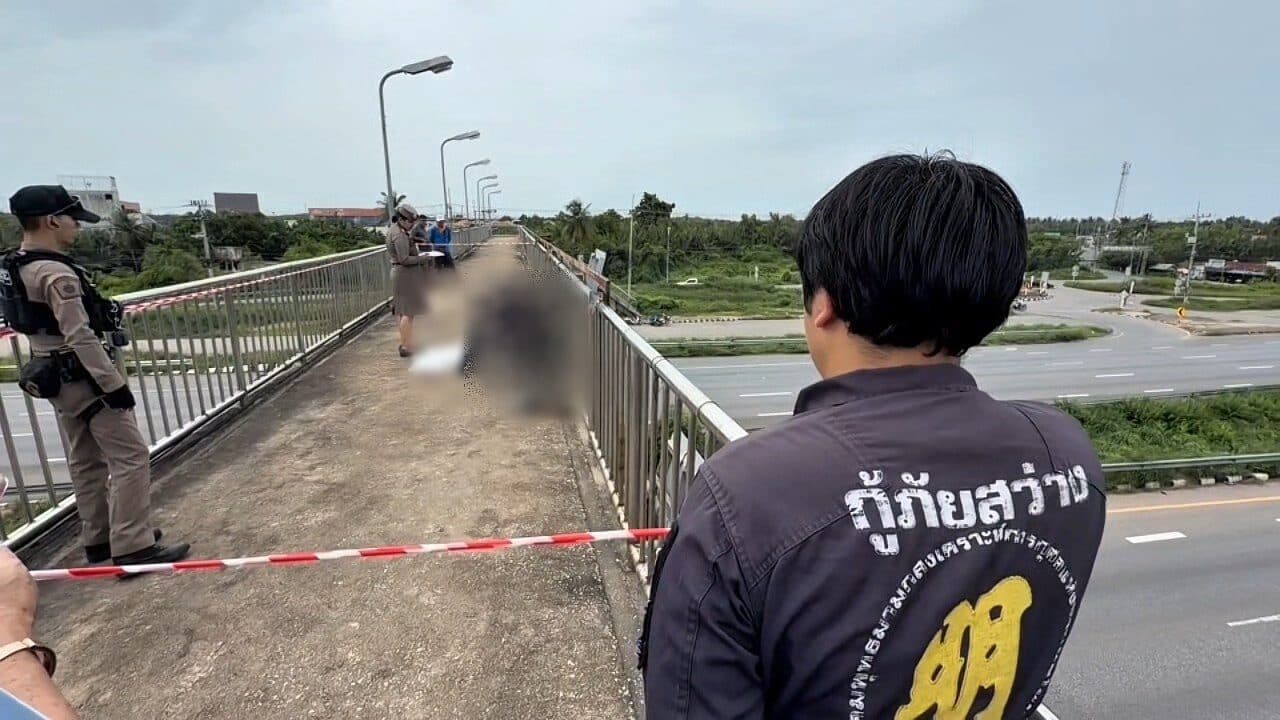 ชายปริศนา ผูกคอดับกลางสะพานลอยพระราม2 คนงานหนุ่มเดินขึ้นมาเจอร่างถึงกับช็อก