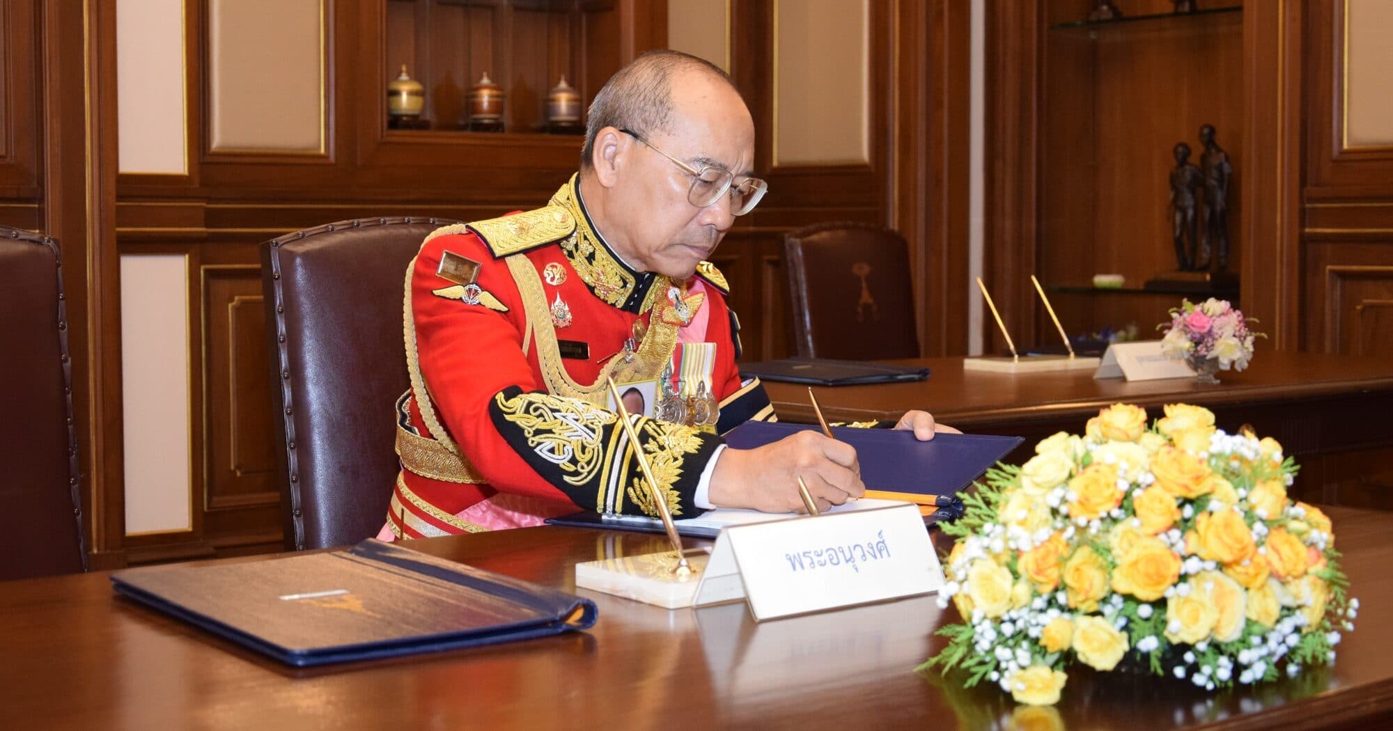 สมาชิกราชสกุล-องคมนตรี-ทูต ลงพระนามและลงนามถวายพระพรชัยมงคล ‘ในหลวง’