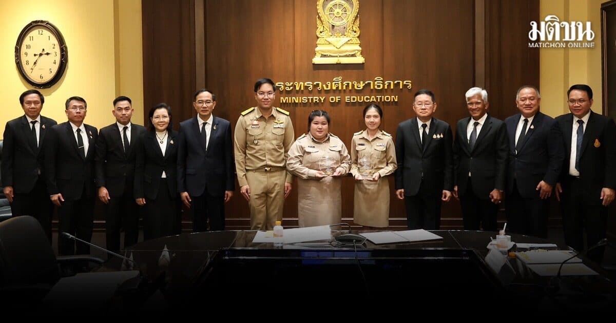 ‘คุรุสภา’ ยกย่อง 2 ครูฮีโร่ มอบรางวัล ครูถิรคุณ เชิดชูความกล้าหาญ เสี่ยงชีวิตปกป้องน.ร.
