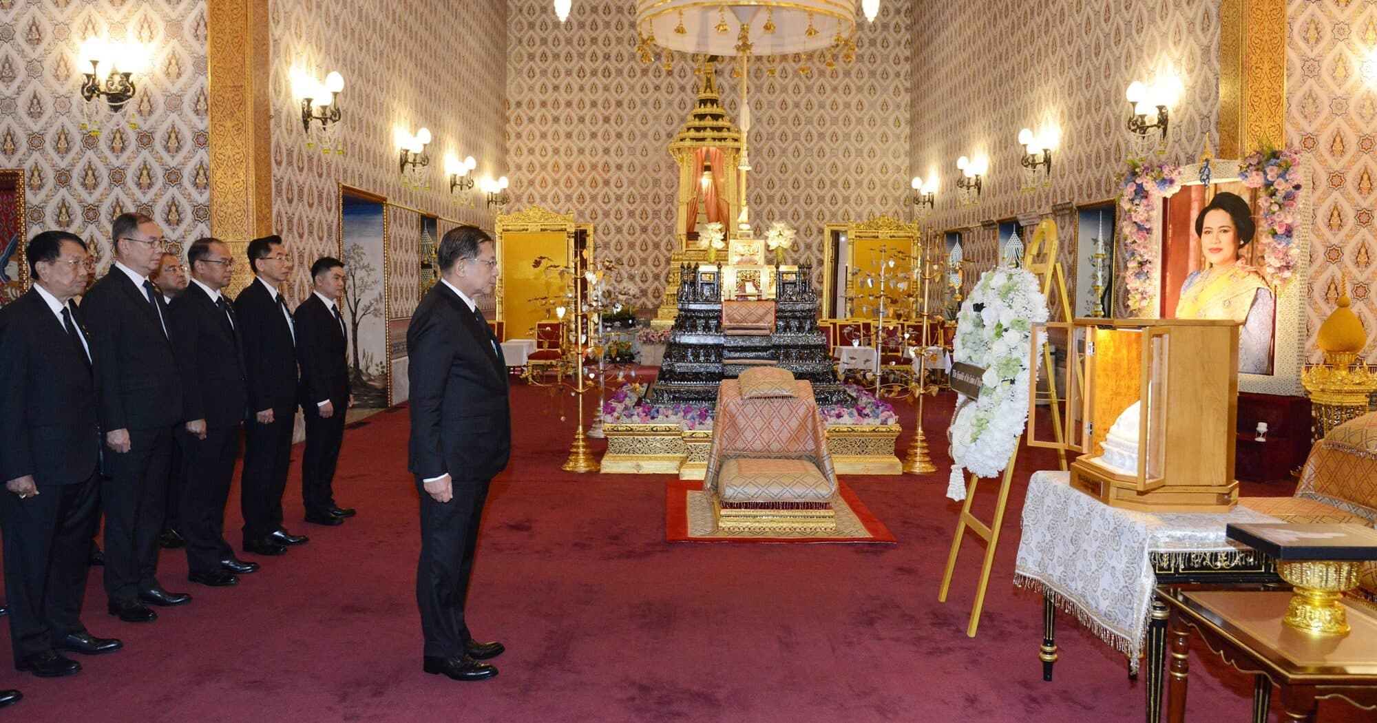 มิน ออง ไลง์ วางพวงมาลาถวายสักการะพระโกศ ‘พระพันปีหลวง- เจ้าฟ้าพัชรกิติยาภาฯ’