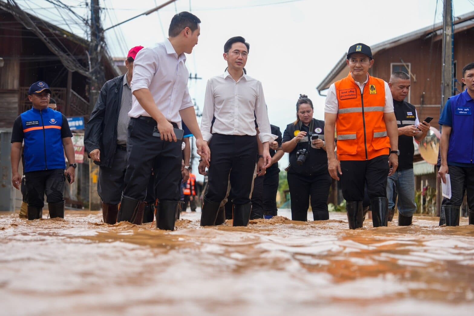 ‘ยศชนัน’ ปักหลักบัญชาการน้ำท่วมน่านตลอดคืน ลุย 6 มาตรการ สั่งอพยพพื้นที่เสี่ยงด่วน