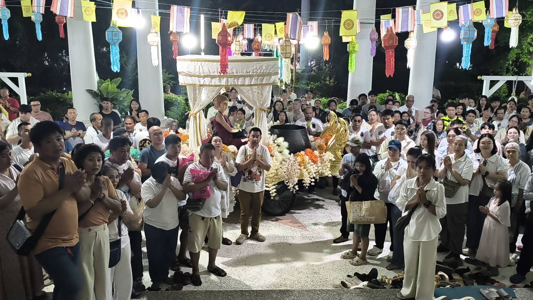 ชาวพุทธนับพันคนแห่ร่วมตักบาตรเป็งปุ๊ด วัดบึงกระดานแทบแตก