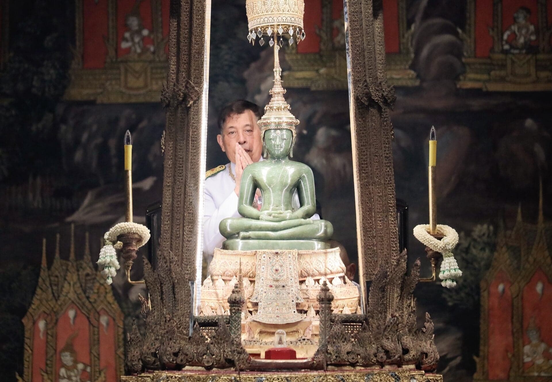 ในหลวง ทรงเปลี่ยนเครื่องทรงพระแก้วมรกตสำหรับฤดูฝน