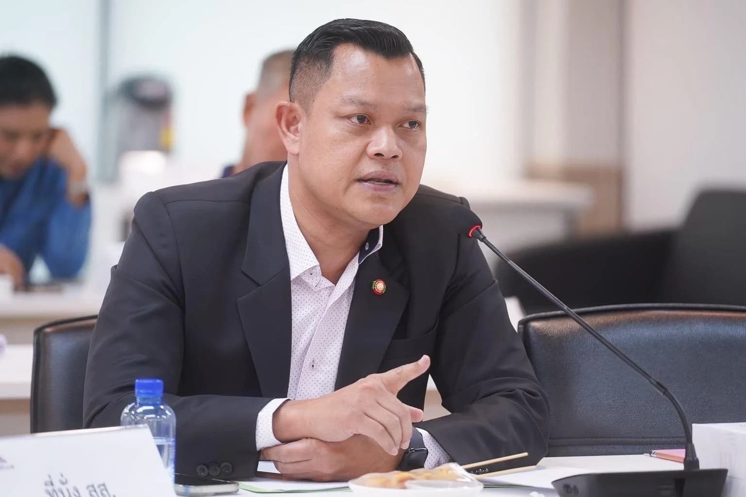 ‘น้ำเงิน’ เย้ย ‘ดีลลับแดง-เขียว’ เลอะเทอะ ตกเลขนับเก้าอี้ สส. ให้ได้ก่อน
