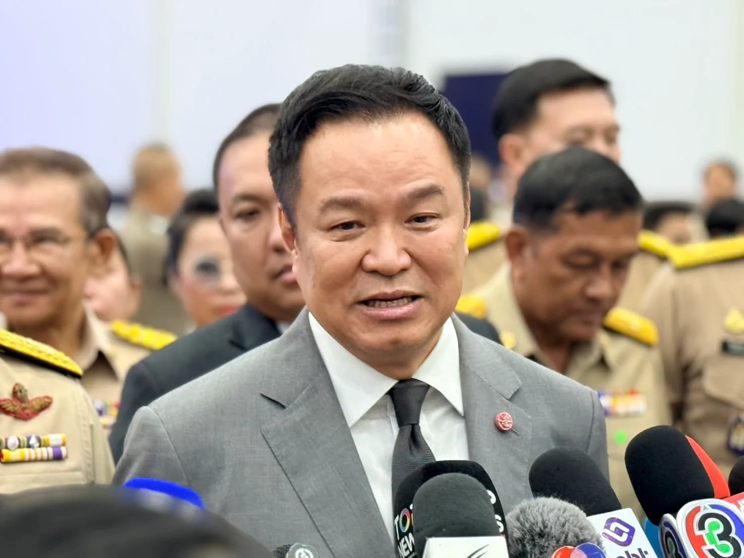 นายกฯ โผล่คอมเมนต์เพจดัง ‘รับทราบ รับปฎิบัติครับผม’ หนุนฟ้อง ‘ยิ่งชีพ ไอลอว์’