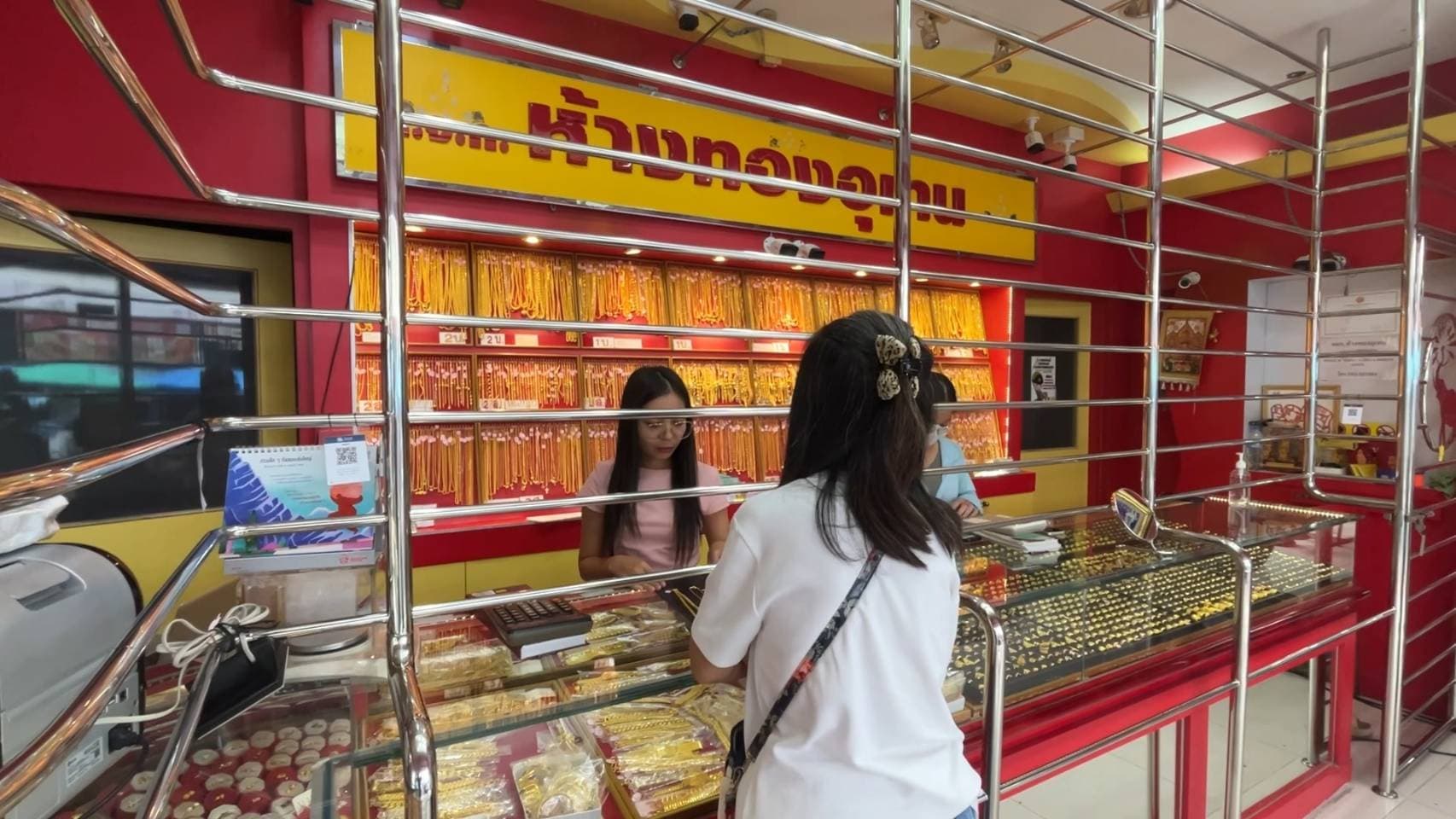 เจ้าของร้านทอง วอนรัฐบาลทบทวนมาตรการห้ามพกปืน