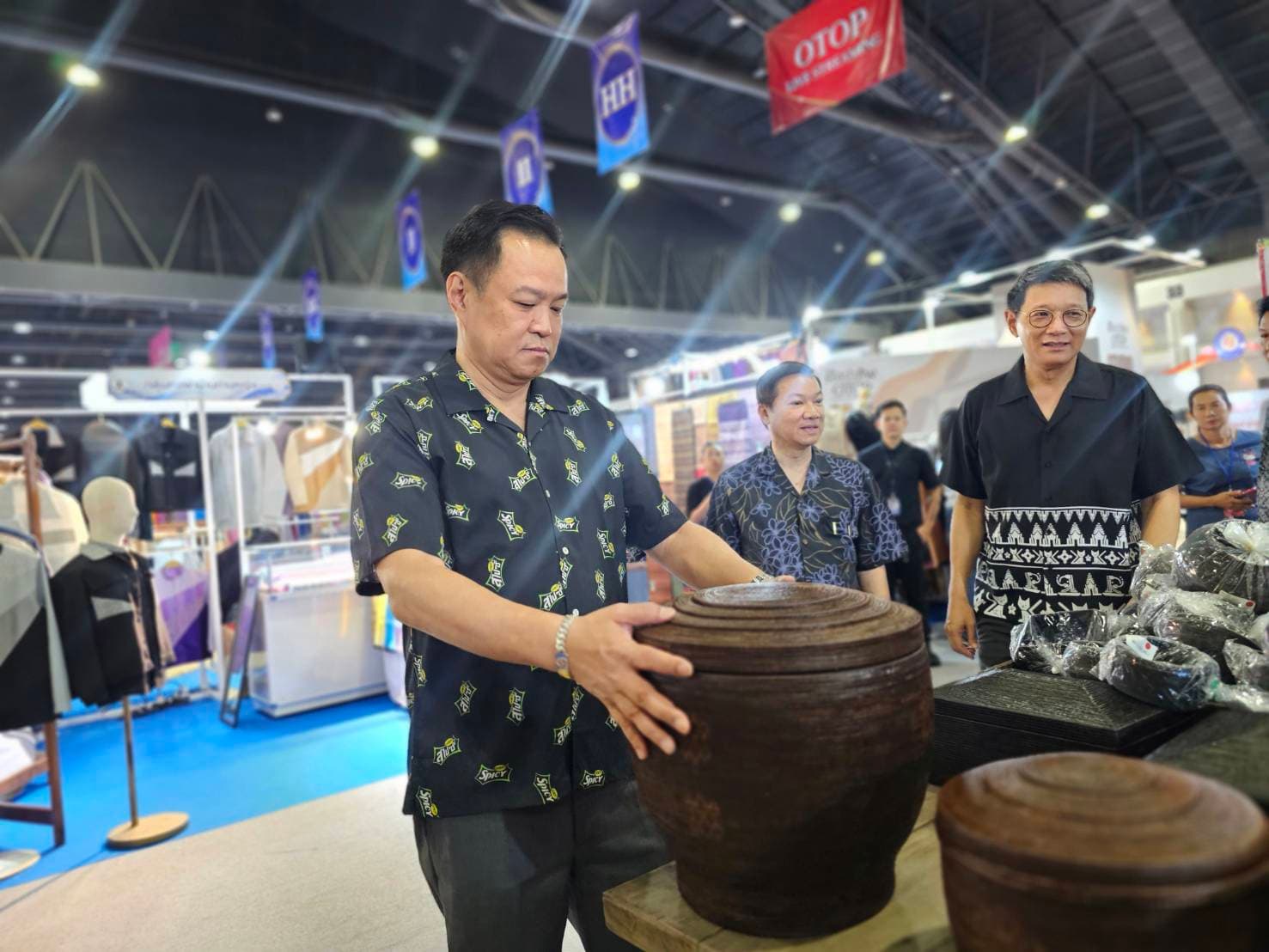 ‘อนุทิน’ เดินงานโอทอปศิลปาชีพ บอกจะพยายามสานต่อ ‘ไทยช่วยไทยพลัส เฟส 2’