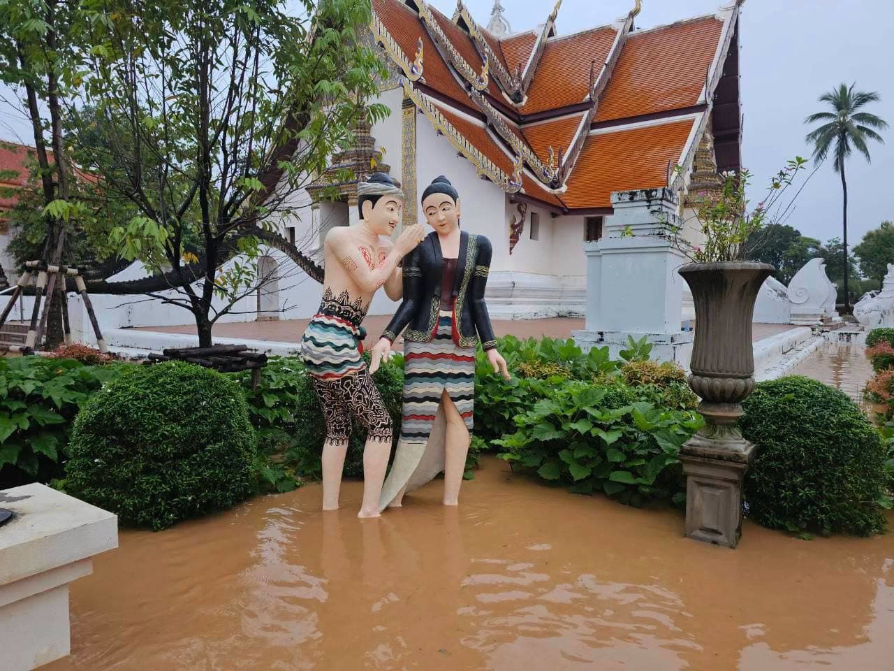 น่านอ่วม! น้ำทะลักเข้าวัดภูมินทร์ ตัวเมืองสัญจรเป็นอัมพาต ต้องใช้เรือ รถยกสูงช่วยประชาชน