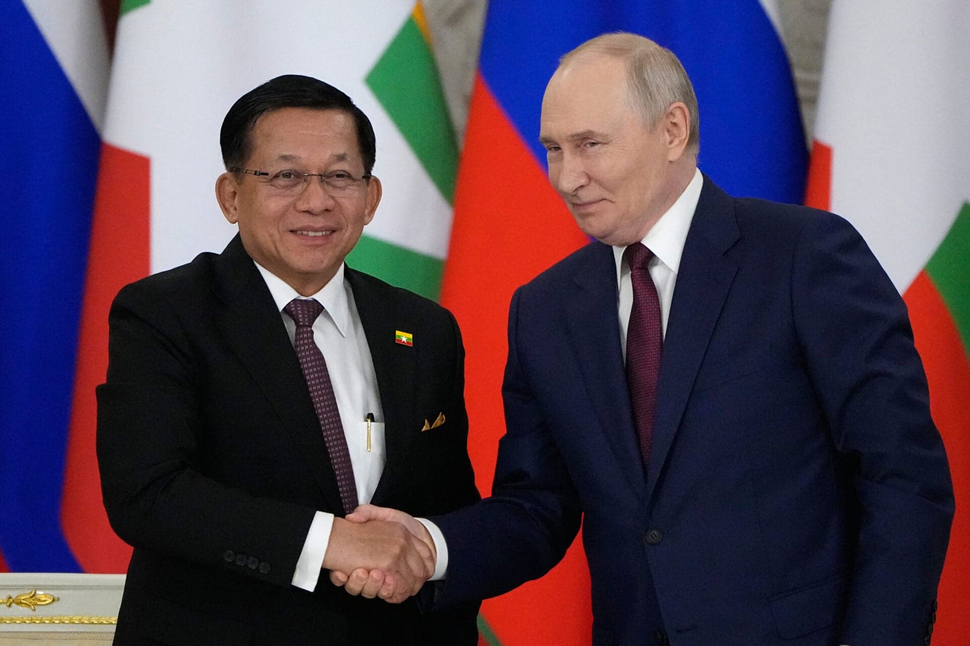 ปูตินต้อนรับผู้นำเมียนมาอย่างชื่นมื่นที่เครมลิน