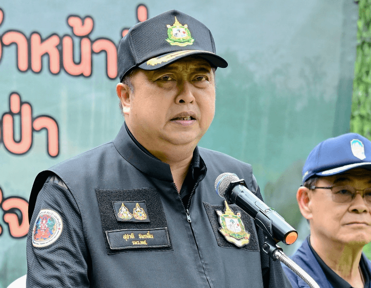 ‘รมว.สุชาติ’ ย้ำ ทส. ไปให้ถึง แม้พื้นที่ห่างไกล ส่ง 2 เฮลิคอปเตอร์บิน 6 เที่ยว นำถุงพระราชทาน-ถุงยังชีพช่วยชาวบ้านบ้านห้วยปูด