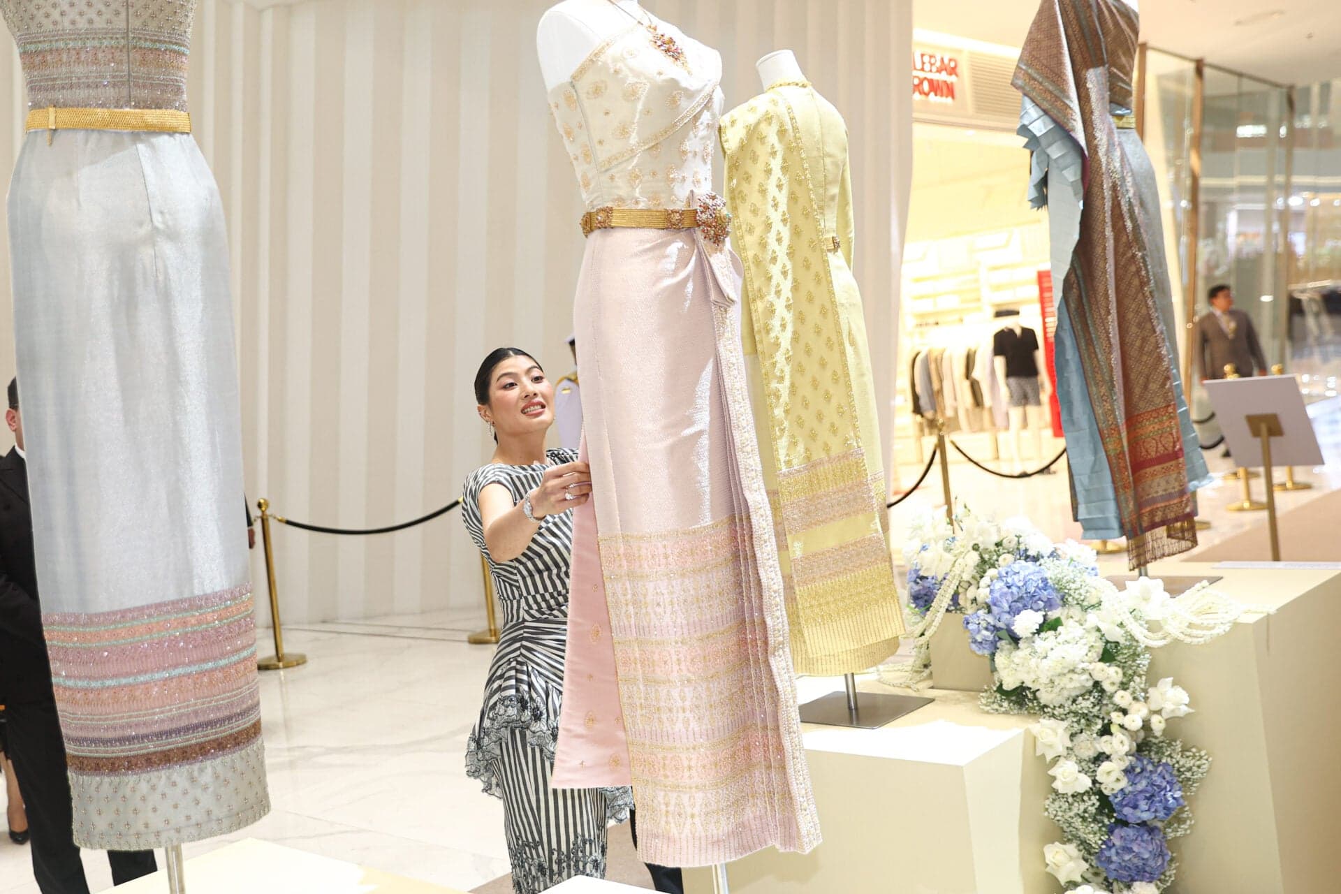 เจ้าฟ้าสิริวัณณวรีฯ พระราชทานหนังสือแนวโน้มและทิศทางแฟชั่นไทย
