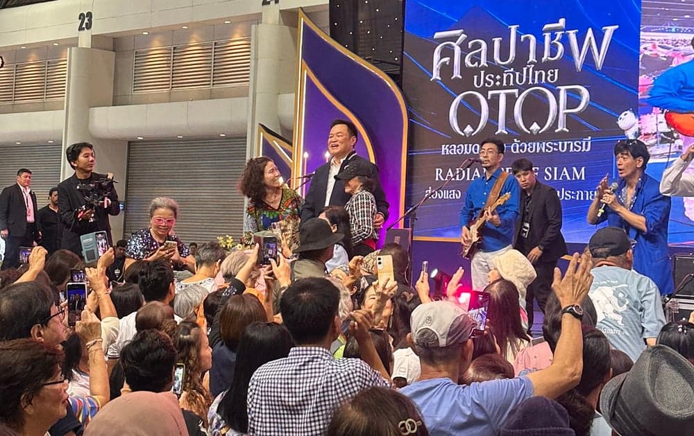 นายกฯ ชมงานโอทอปศิลปาชีพ เป็นวันที่ 4 โดดขึ้นเวทีร้องเพลงร่วมกับประชาชนอย่างเป็นกันเอง