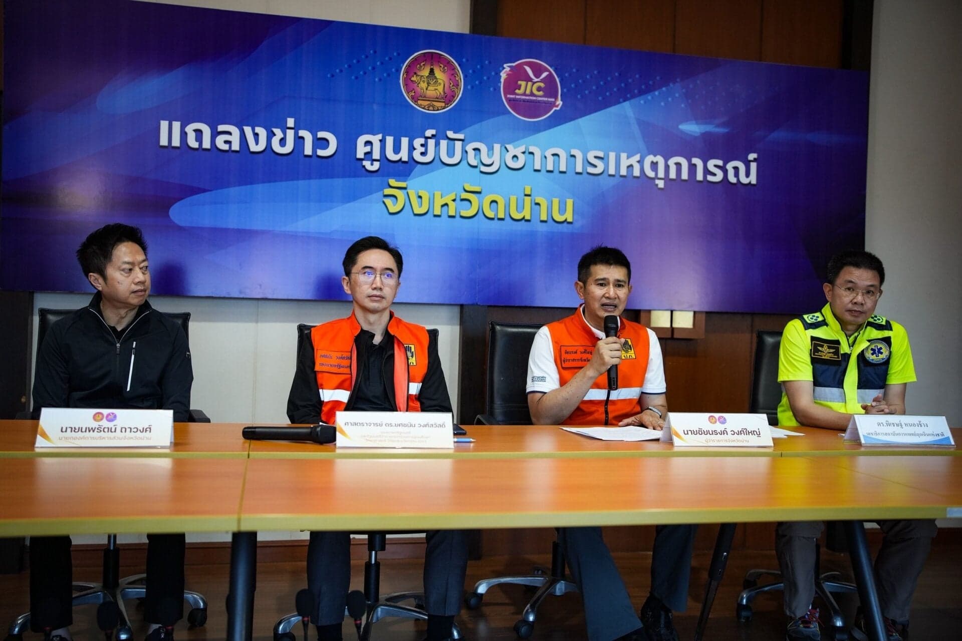 ‘ยศชนัน’ เร่งฟื้นฟูน้ำท่วมน่าน ระดมกำลังทหาร 700 นาย ล้างโคลน อ.ปัว บ้านเรือนเสียหายหนักสุด
