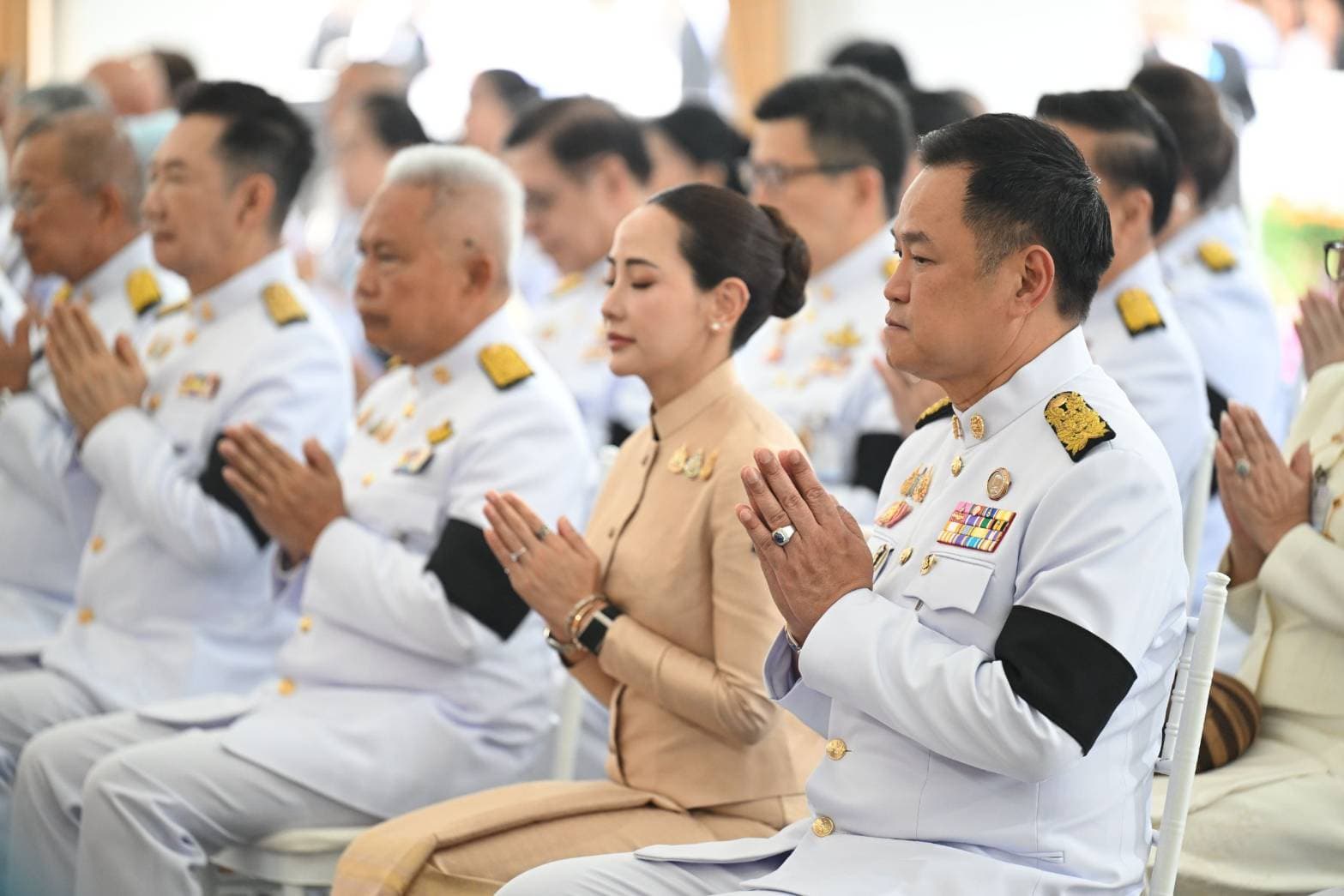 นายกฯ ทำบุญตักบาตรถวายพระราชกุศลพระบรมราชชนนีพันปีหลวง