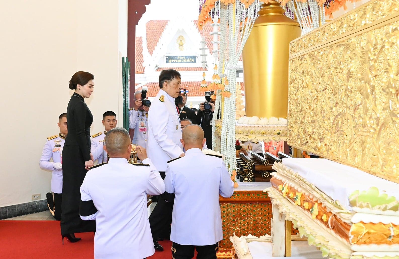 ในหลวง พระราชทานเพลิงศพ ศ.เกียรติยศสงคราม-คุณหญิงสุมนา ทรัพย์เจริญ