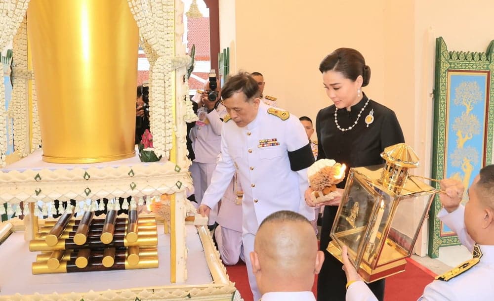 ในหลวง-พระราชินี พระราชทานเพลิงศพ นพ.ปราเสริฐ ปราสาททองโอสถ