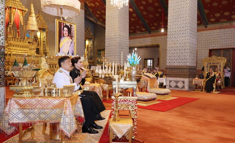 ในหลวง พระราชินี ทรงบำเพ็ญพระราชกุศลทักษิณานุปทาน 12 สิงหา วันคล้ายวันพระราชสมภพ ‘พระพันปีหลวง’