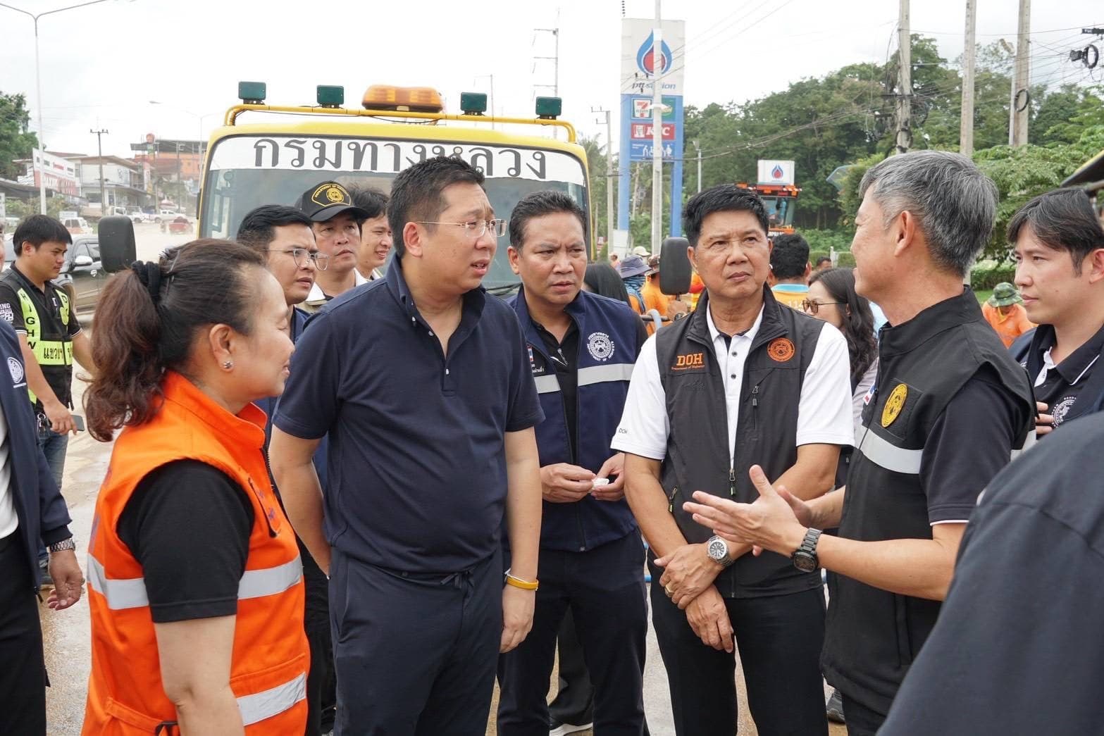 ‘ภัทรพงศ์’ สั่งเร่งฟื้นฟูเส้นทางน้ำท่วมน่าน ระดมเครื่องจักรช่วยประชาชน