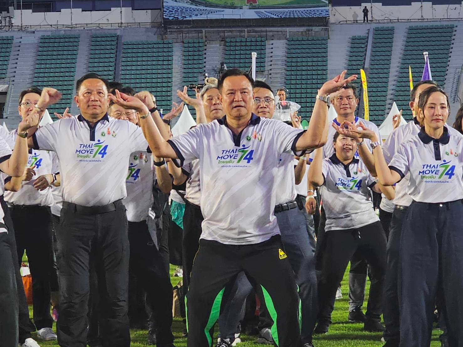 นายกฯ ประกาศความสำเร็จโครงการ 74 วัน 74 ล้านแคลฯ พร้อมโชว์เต้นแอโรบิก