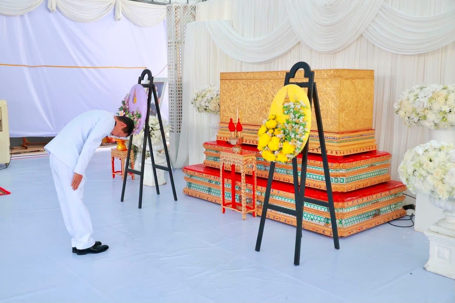 ในหลวงพระราชทานพวงมาลาวางหน้าหีบศพ รองผอ.- เด็กหญิง เหยื่อเหตุกราดยิง