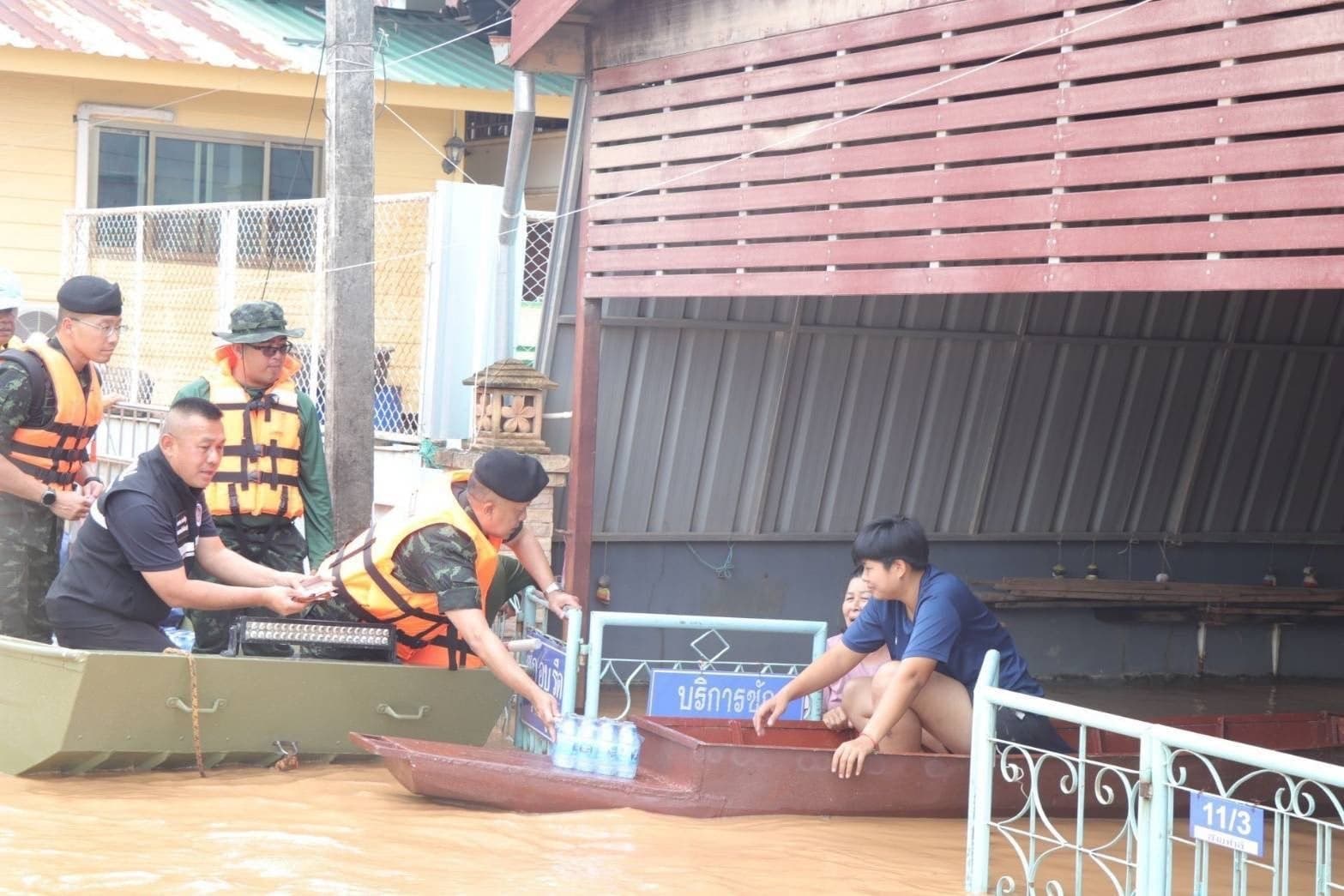 ‘ผบ.มทบ.38’ นำเรือลุย ส่งเสบียงถึงมือชาวบ้าน ช่วยเหลือปชช.จนกว่าเข้าสู่ภาวะปกติ