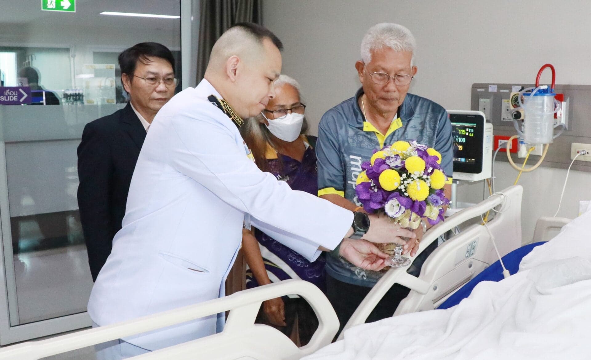 ทรงปลอบขวัญเหยื่อ เสียชีวิต-บาดเจ็บ ตำรวจยังไม่ฟันธง ปัจจัยสาดกระสุน