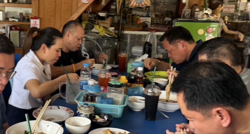 วันหยุด ‘อนุทิน’ ควง ‘เนวิน’ กินข้าวร้านริมทางเช็กกระแส ‘ไทยช่วยไทยพลัส’ แม่ค้าบุรีรัมย์