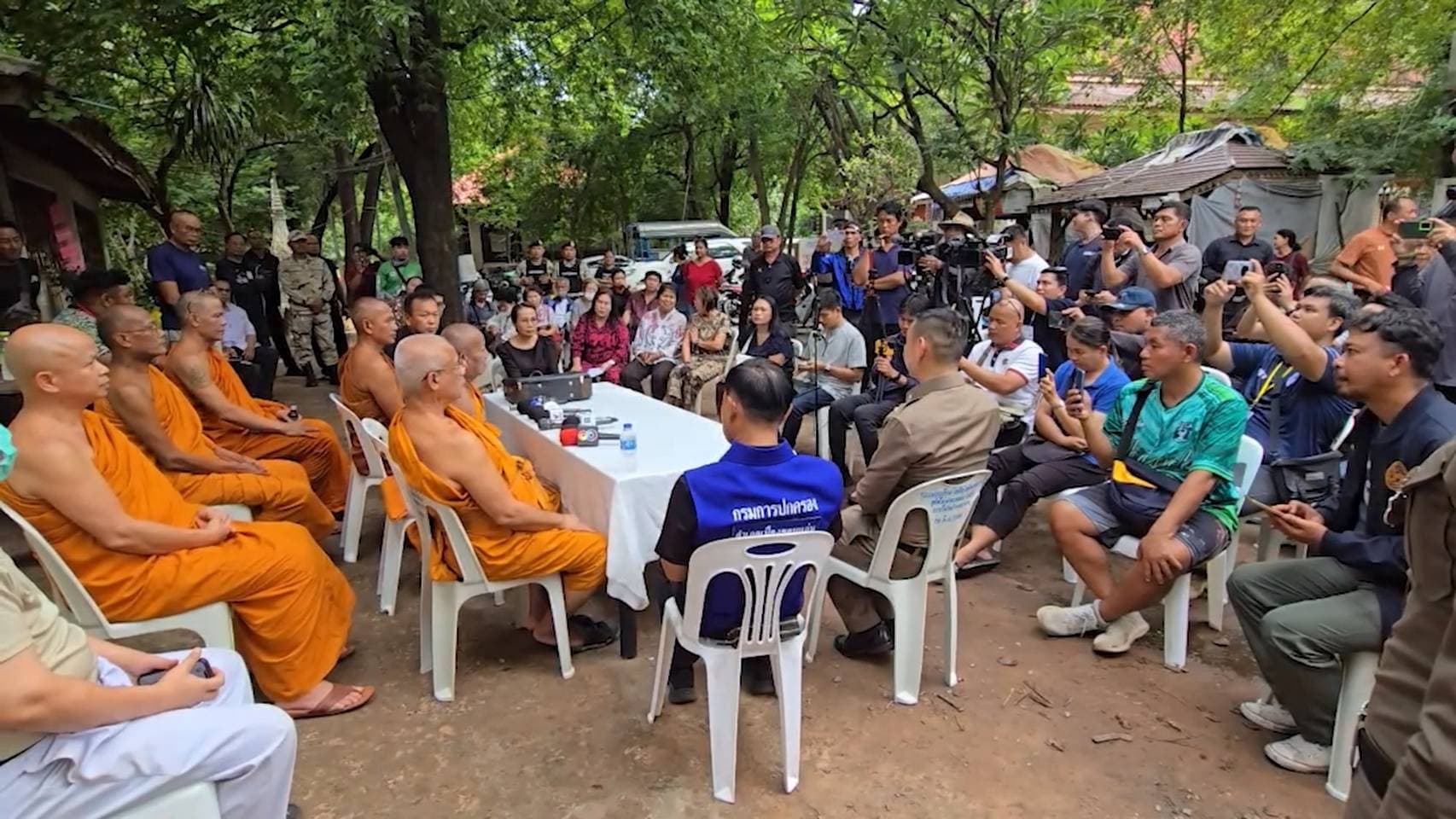 ‘ป้าดา’ งานเข้า อยู่ในเหตุปิดทางเข้า–ออกวัดป่าอดุลยาราม เรียกรับทราบข้อหาบุกรุก-ขอใบแทนโฉนดเข้าข่ายแจ้งเท็จ