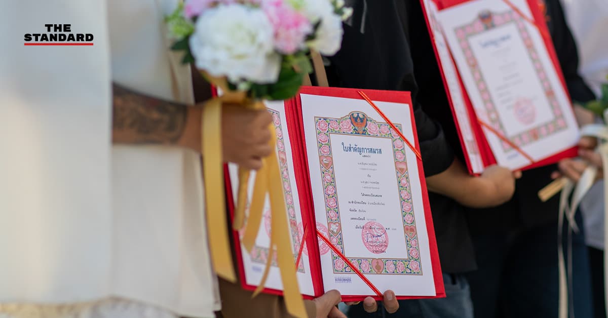 รัฐบาลย้ำสิทธิประกันสังคมคุ้มครอง ‘คู่สมรสทุกเพศ’ เช็กเงื่อนไขรับเงินสงเคราะห์-ค่าทำศพ หลังสมรสเท่าเทียมบังคับใช้