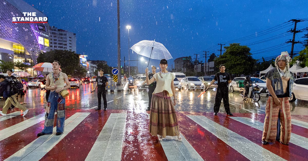 เมื่อถนนกลายเป็นรันเวย์ ‘แยกรินคำ’ จัด LANNA HAUTE COUTURE กลางสายฝน