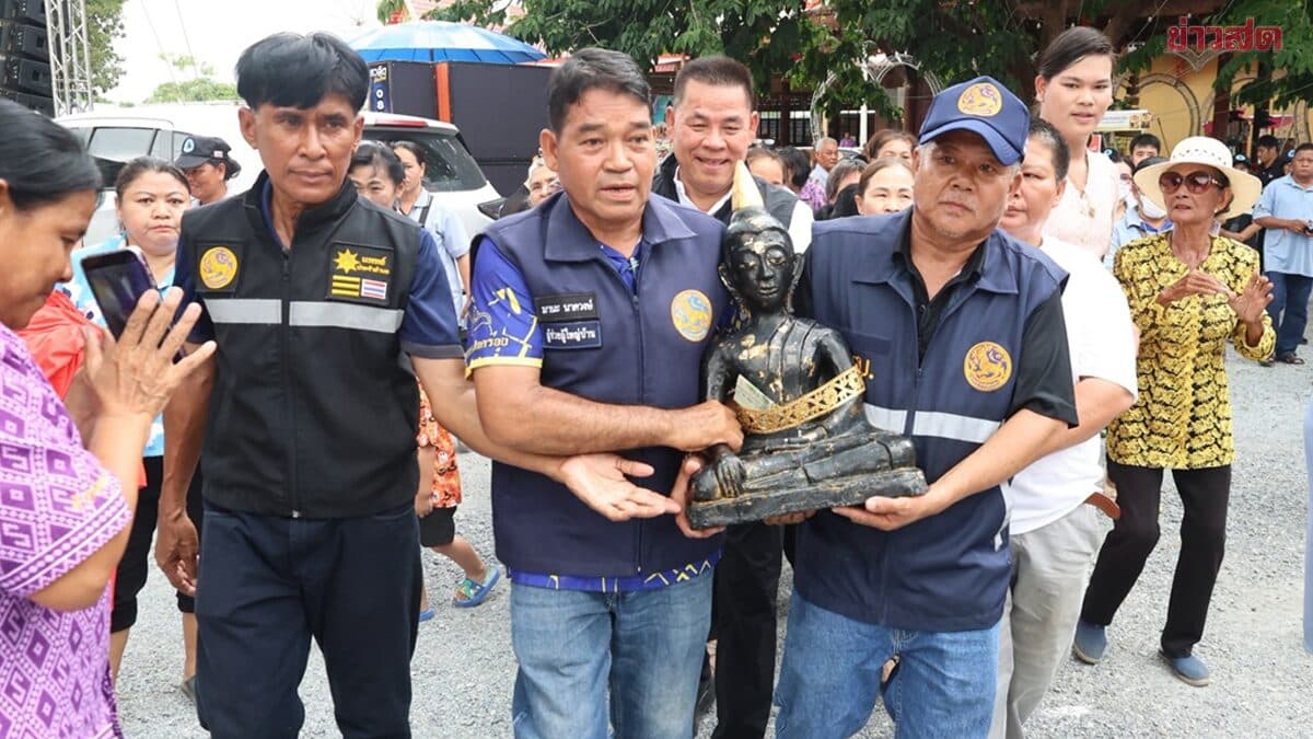 เลขหวยเกลี้ยงแผง ชาวบ้านแห่ร่วมพิธีสืบสานตำนาน อุ้มหลวงพ่อดำ 300 ปี สรงแม่น้ำท่าจีน ลุ้นรวยงวดนี้