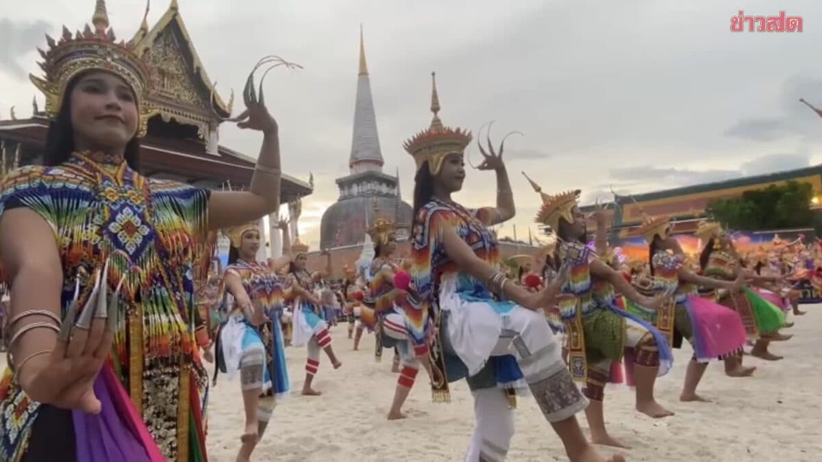 อลังการ โนราเกือบ 1 พันชีวิต รำ 12 ท่าโบราณ สมโภชน์พระบรมธาตุเจดีย์มรดกโลก