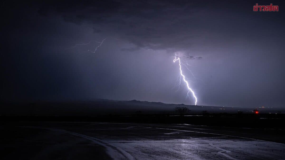 สภาพอากาศวันนี้ กรมอุตุนิยมวิทยา เตือน ร่องมรสุมพาดผ่าน ฝนตกหนักถึงหนักมาก เปิดชื่อ 48 จังหวัดโดนถล่ม